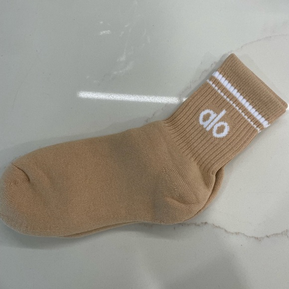 ALO Yoga Tan Athletic Socks - Picture 3 of 4